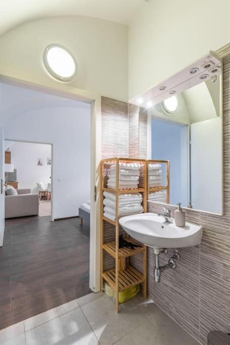 Apartament Free Parking I 500 Mbit Wifi I Kingsize Bed Wiedeń Zewnętrze zdjęcie